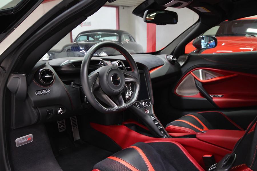Интерьер McLaren 720S Performance 2018 года  (фото 40 из 60)